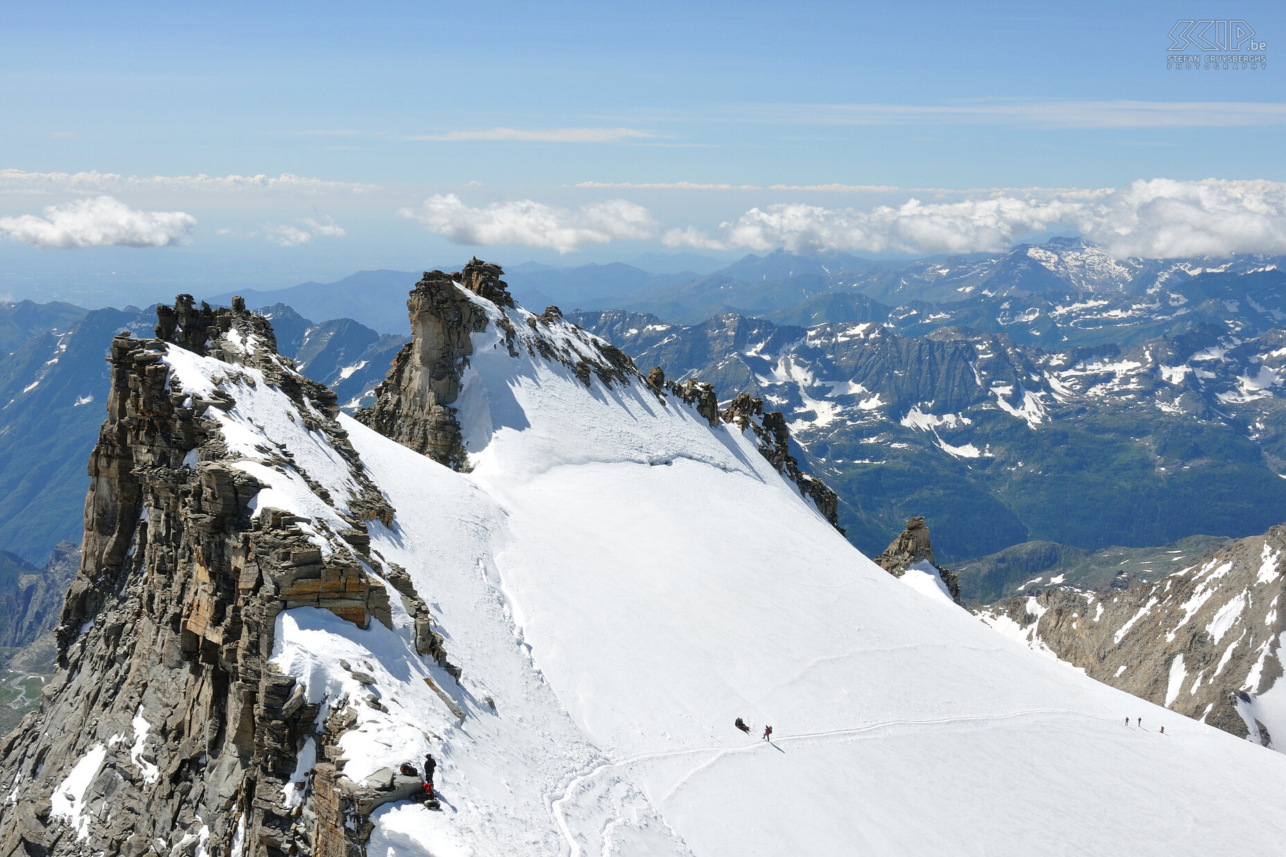 Gran Paradiso Na 5 uur klimmen over de gletsjer bereiken we de kam van de Gran Paradiso. Nu moeten we nog over de rotsen naar de top. De temperatuur hangt waarschijnlijk rond het vriespunt en de gevoelstemperatuur is nog iets lager.  Stefan Cruysberghs